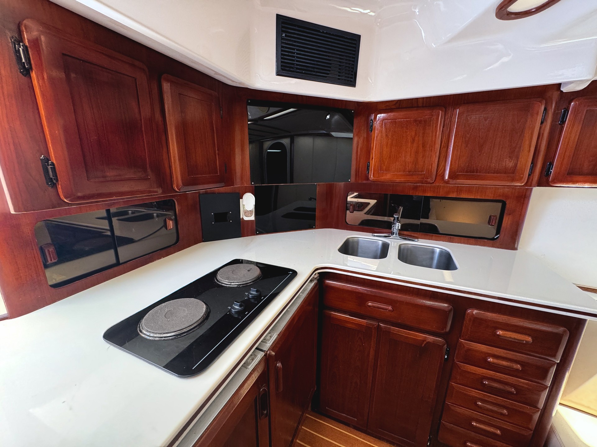 Yacht Photo 33